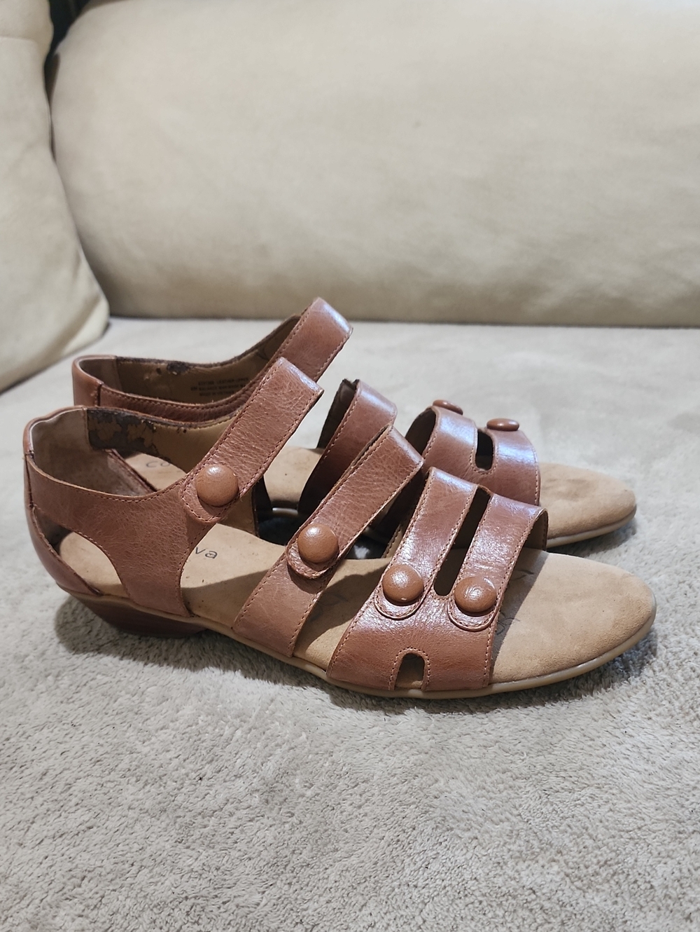 NWT.Comfortiva Brown Leather Strappy Low Heel Sandals